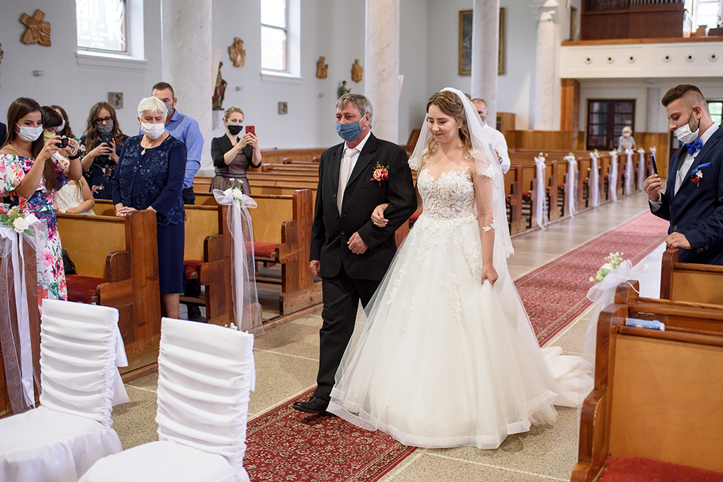 svadobné foto z kostola v Terchovej