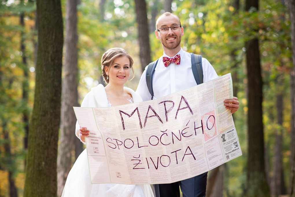 Michal a Michaela s mapou spoločného života v jesennom lesoparku Brezina