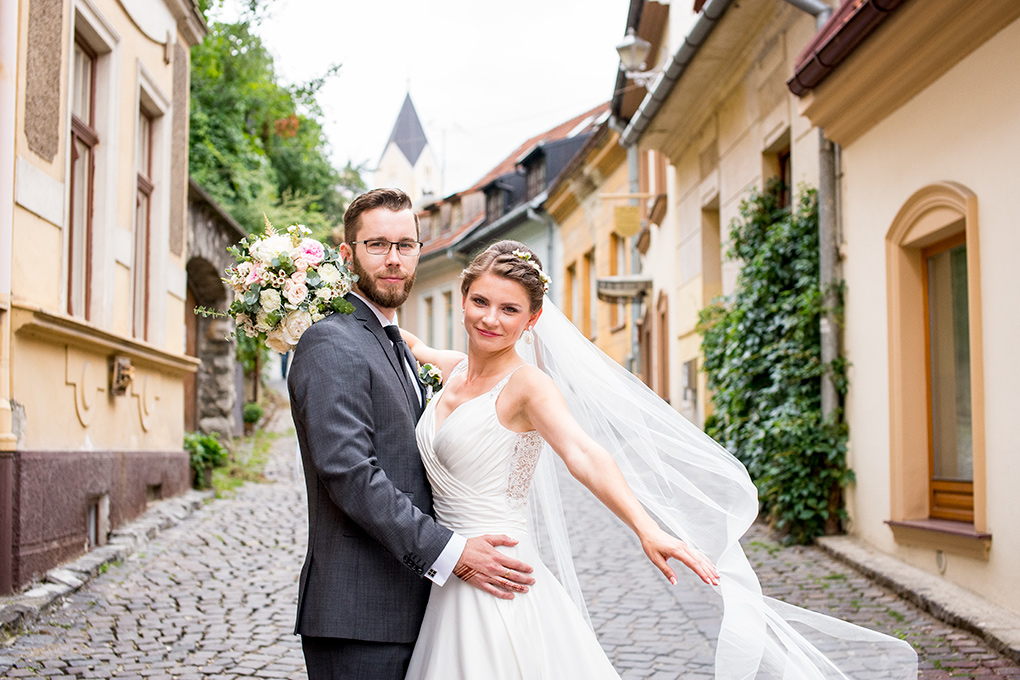 Simona a Martin s vejúcim závojom v historickej uličke Trenčína