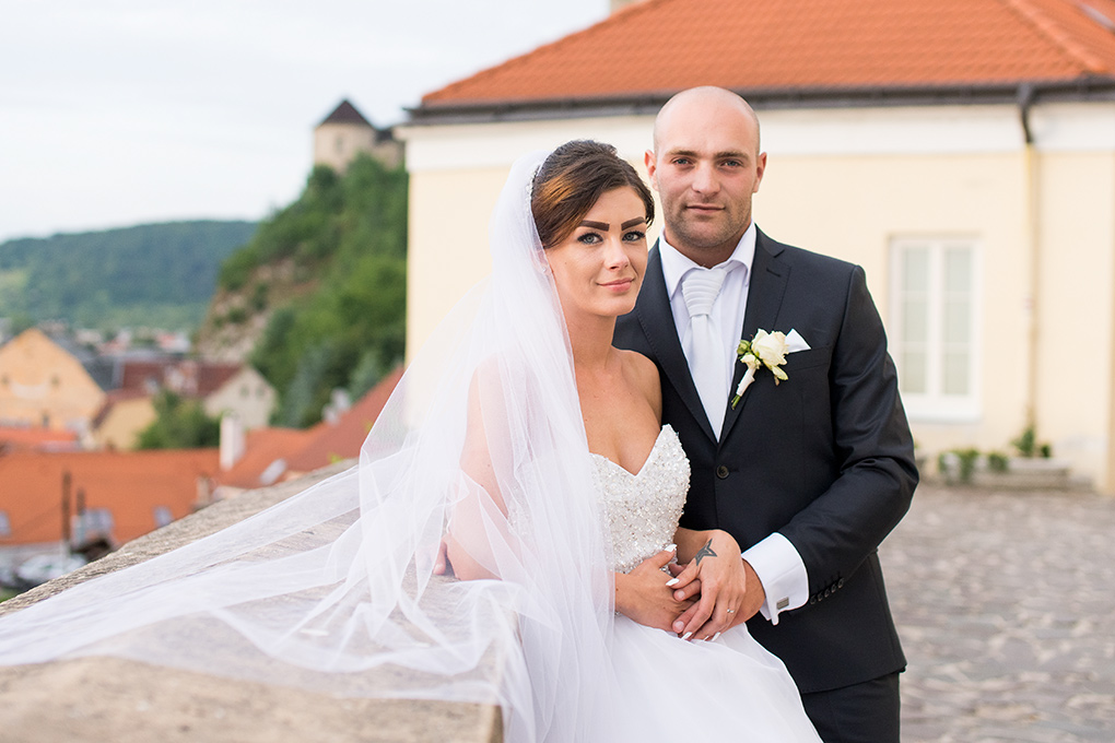 Podvečerný svadobný portrét pri starom kamennom múre