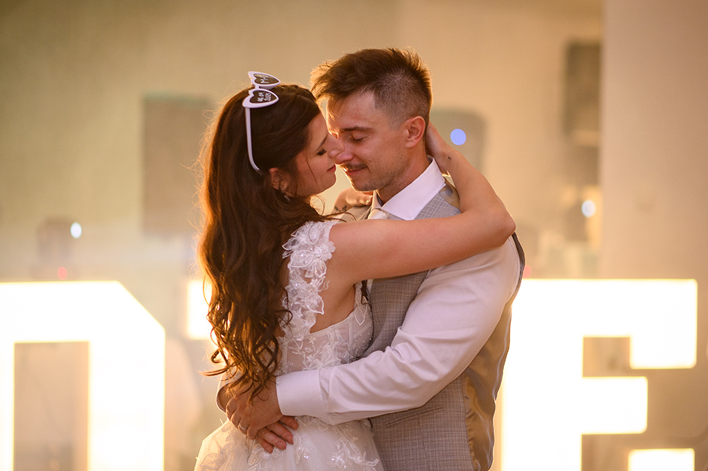 Michal a Dária sa objímajú počas tanca v Madonna Mia v Trenčíne
