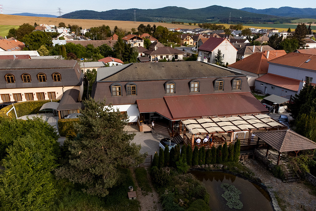 Fotografia z dronu na exteriér a letnú terasu Hotela Dávid v Bošanoch.