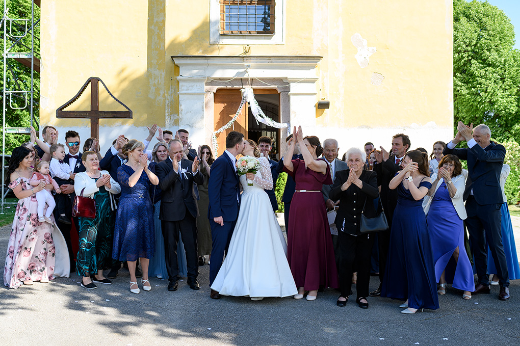 Spoločná fotografia mladomanželov a všetkých hostí pred kostolom v Krásne.