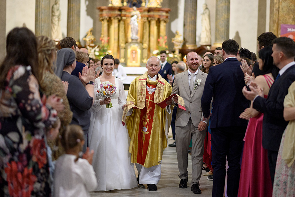 Odchod nevesty a ženícha kostolnou uličkou za potlesku hostí v Dubnici nad Váhom.