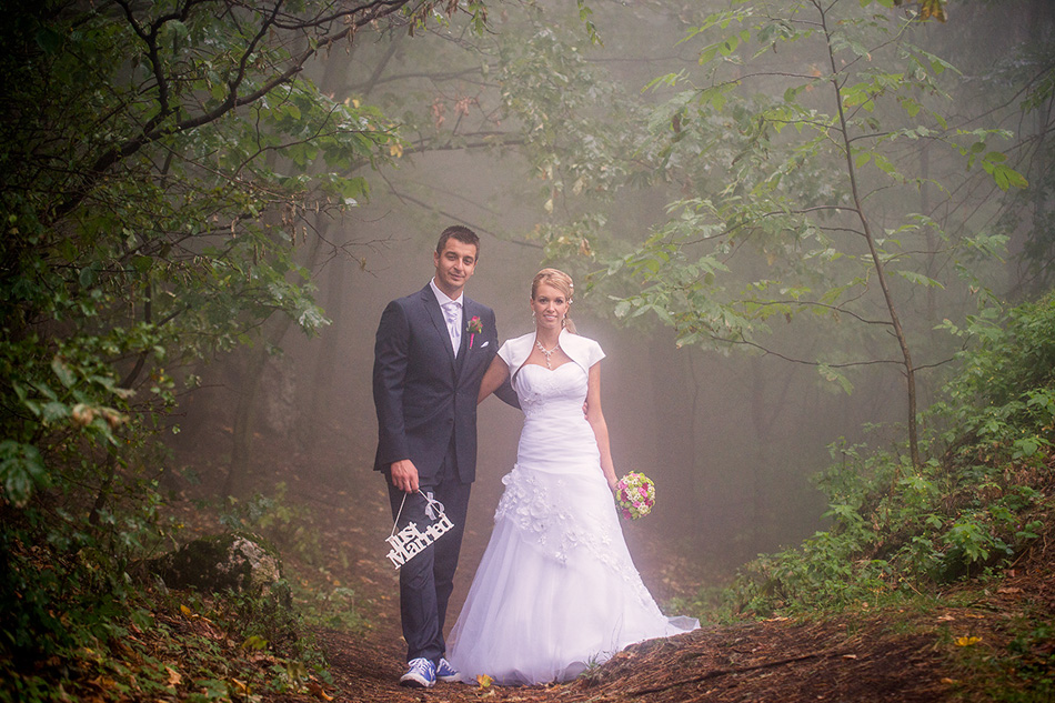 Veronika a Tomáš na lesnom chodníku v hmle na Vršatci.