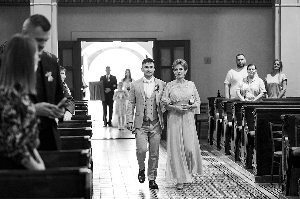 Ženích kráča k oltáru v Kostole narodenia Panny Márie.