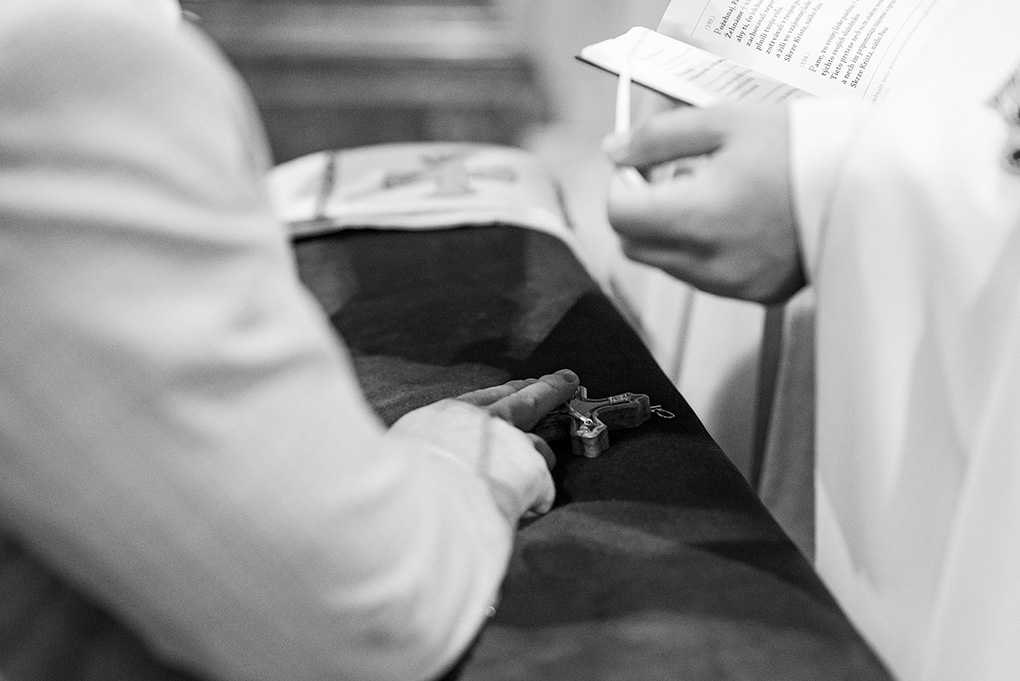 Detail rúk na kríži počas svadobnej prísahy v Trenčíne.