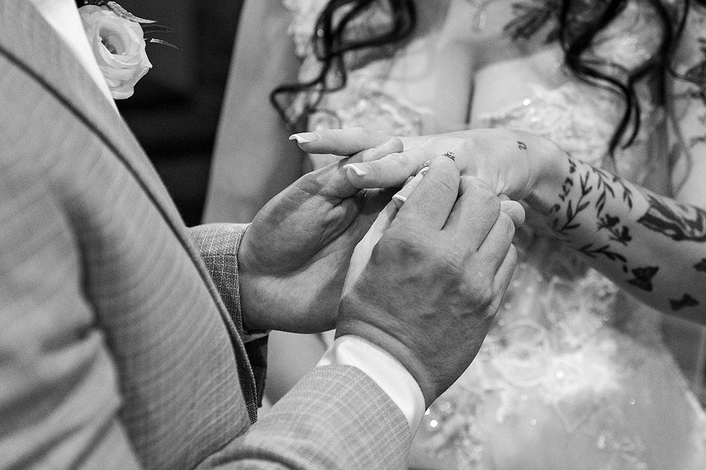 Navliekanie svadobnej obrúčky na prst nevesty.