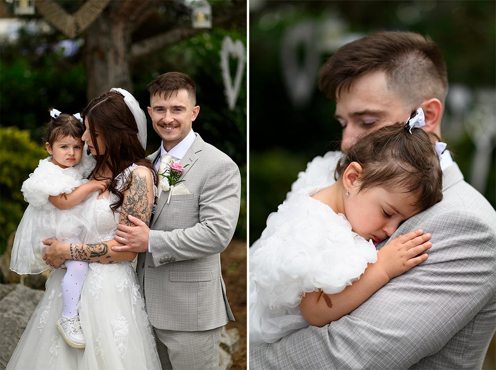 Novomanželia s dcérou v náručí počas svadby v Trenčíne.