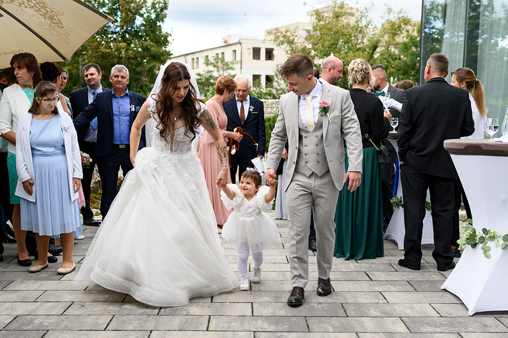 Mladomanželia s dieťaťom na terase sály Madonna Mia.