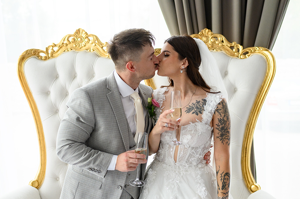 Pripíjanie sektom v sále Madonna Mia Trenčín.