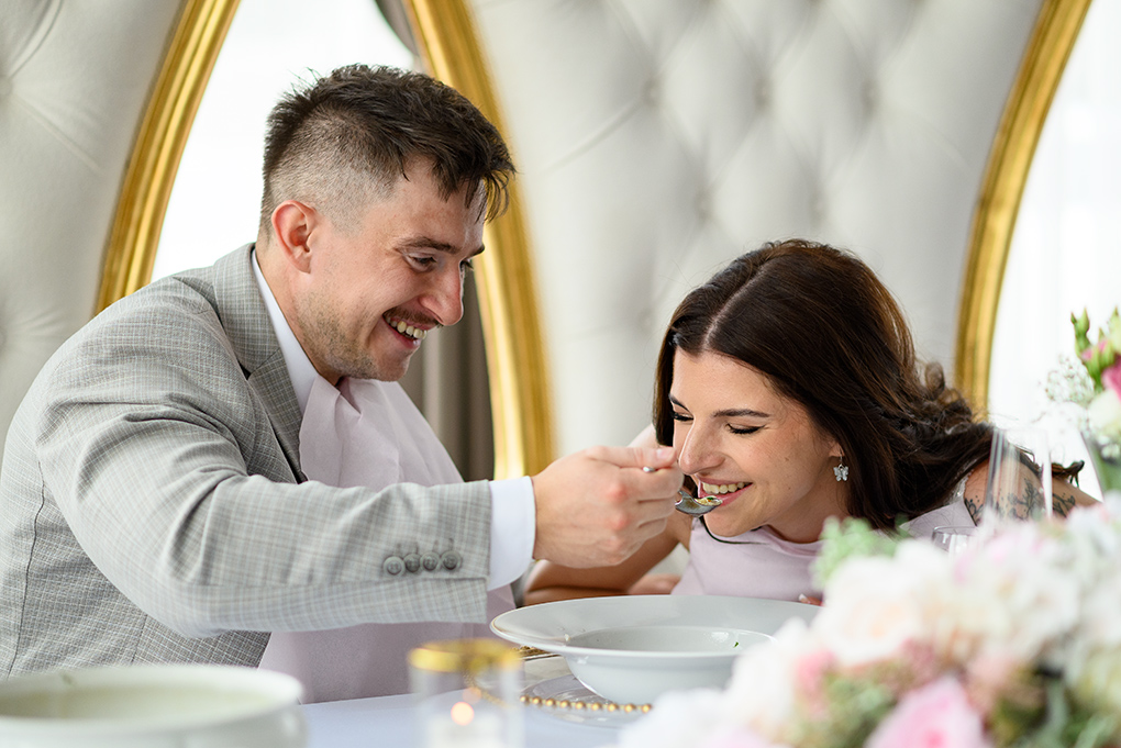 Kŕmenie svadobnou polievkou - svadobný fotograf Trenčín.