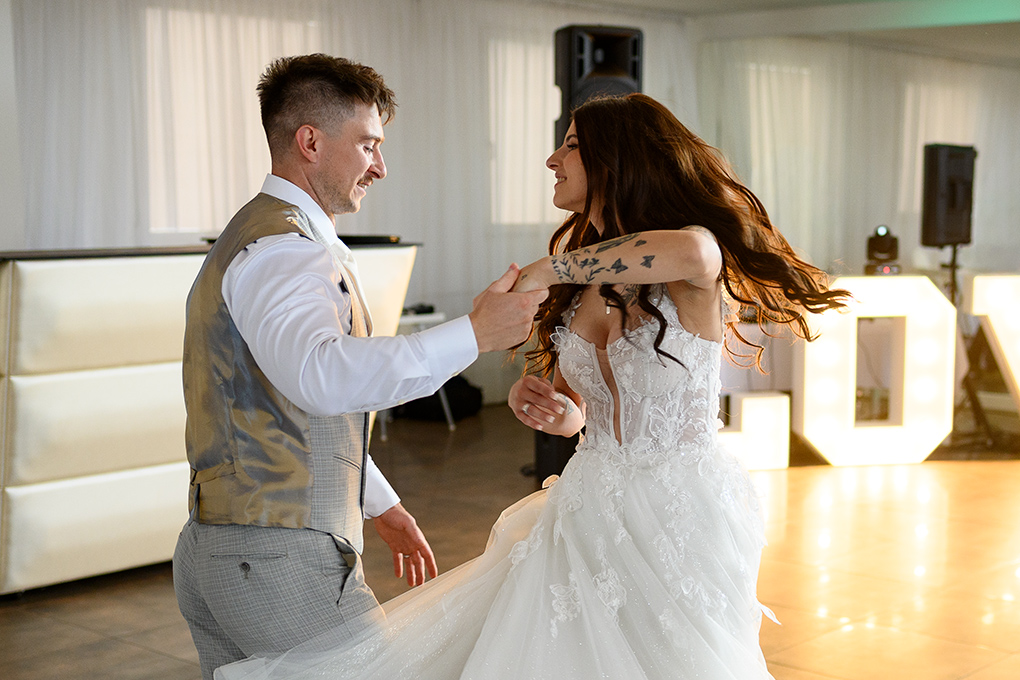 Prvý tanec nevesty a ženícha na parkete.