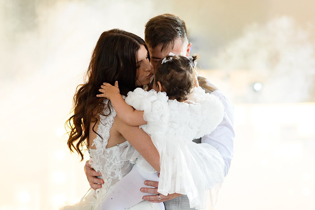 Tanec rodičov s dieťaťom v náručí.