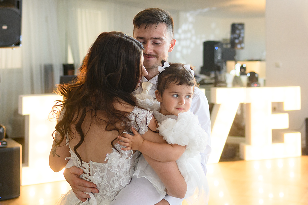 Detail novomanželov s dcérou v Madonna Mia Trenčín.