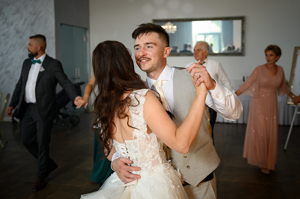 Ženích tancuje so svadobnými hosťami.