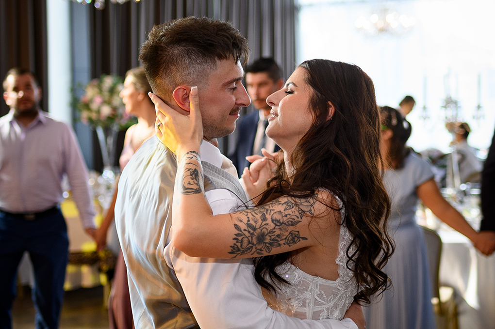 Detail tvárí novomanželov pri prvom tanci.