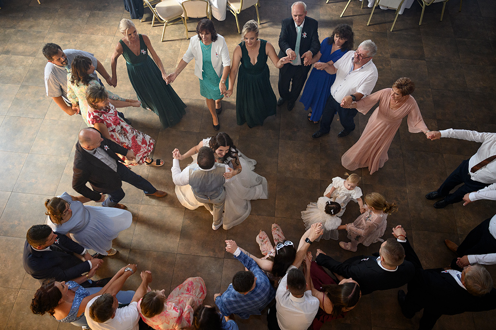 Hostia tancujú v kruhu v sále Madonna Mia.