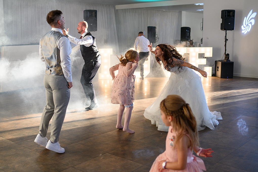 Mladomanželia sa bavia s deťmi na tanečnom parkete.