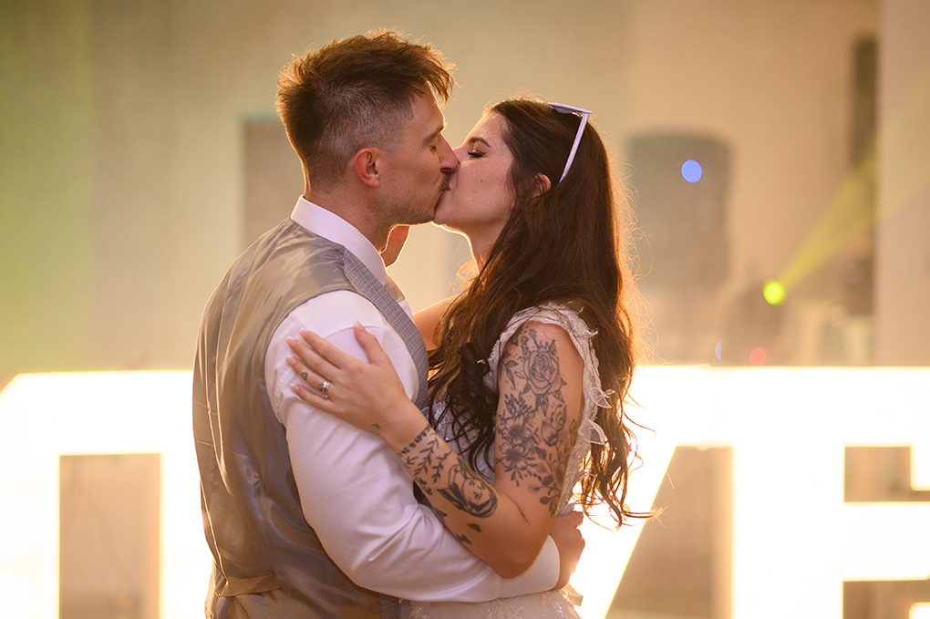 Bozk novomanželov, svadobné fotografie plné emócií.