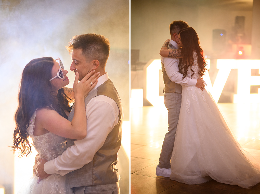 Nevesta so srdiečkovými okuliarmi sa smeje na ženícha.