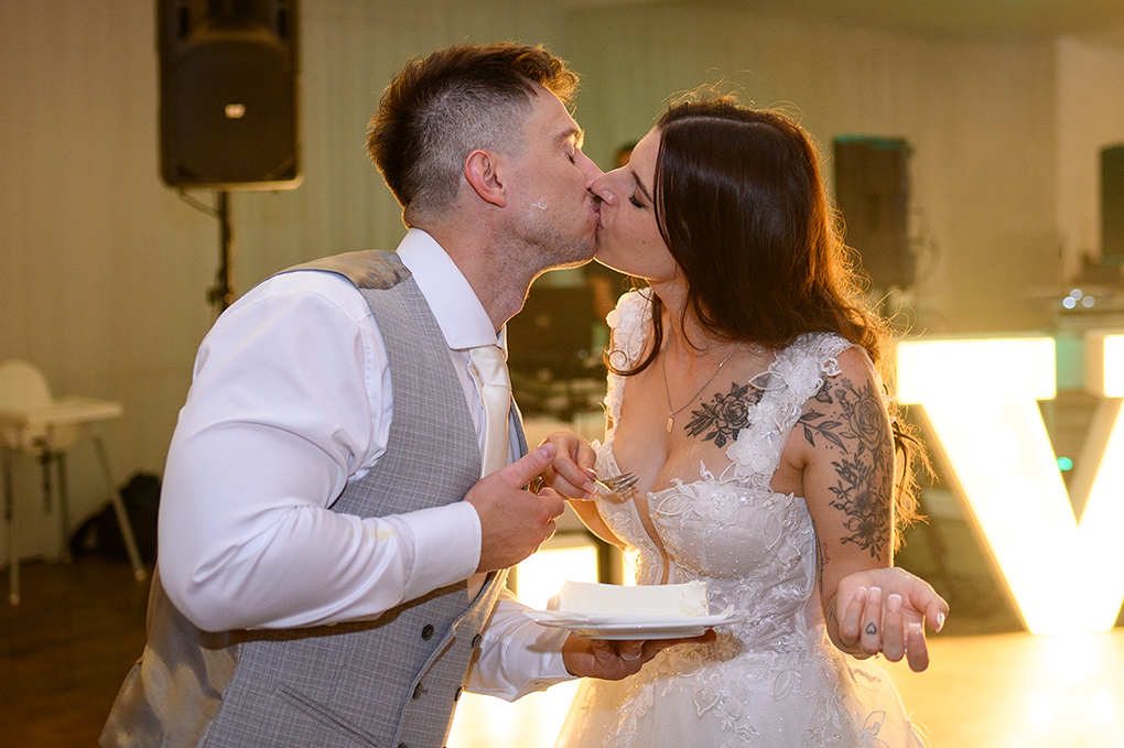 Bozk pri ochutnávke svadobnej torty v Trenčíne.