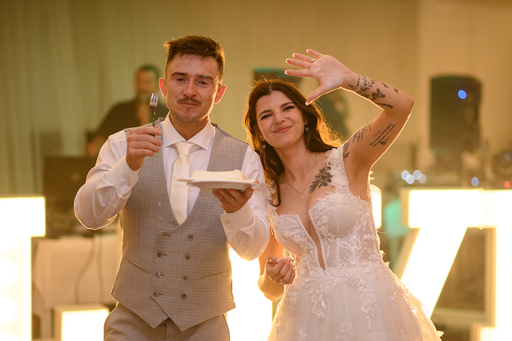 Novomanželia s tanierom torty v Madonna Mia.