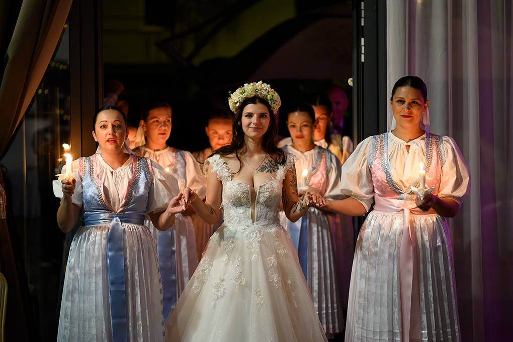 Dievčatá so sviečkami počas čepčenia nevesty.