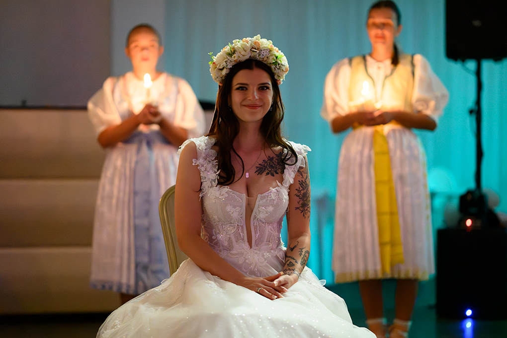 Nevesta s vencom na hlave počas polnočného obradu.