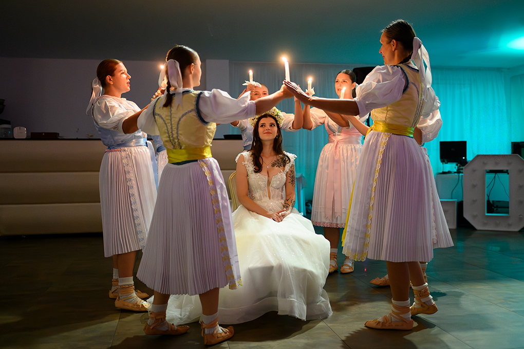 Tradičné čepčenie nevesty folklórnym súborom.