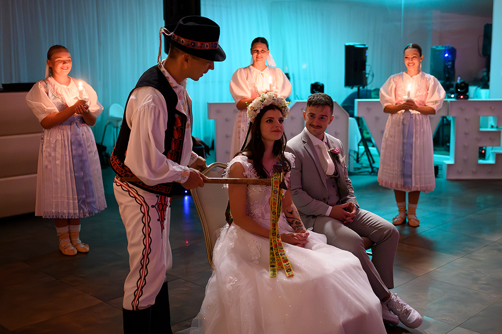 Snímanie venca z hlavy nevesty pomocou valašky.
