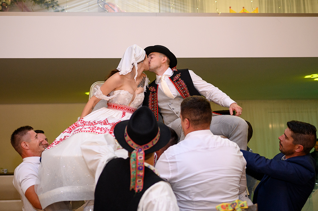 Novomanželia zdvihnutí na stoličkách v Trenčíne.