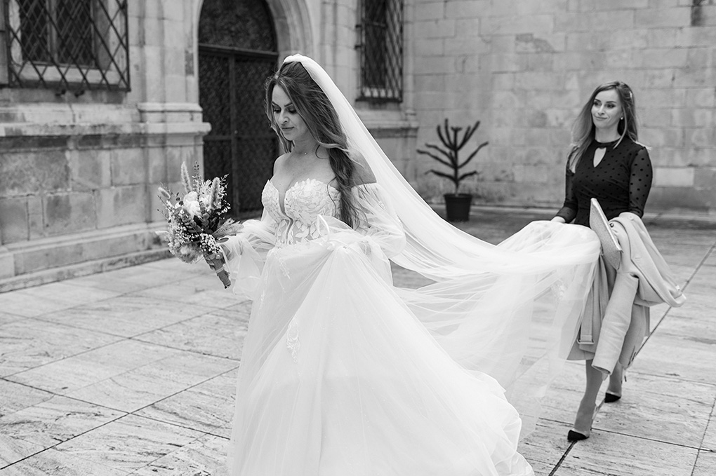 Príchod nevesty na zámok Nevesta prechádza nádvorím Bojnického zámku pred obradom.