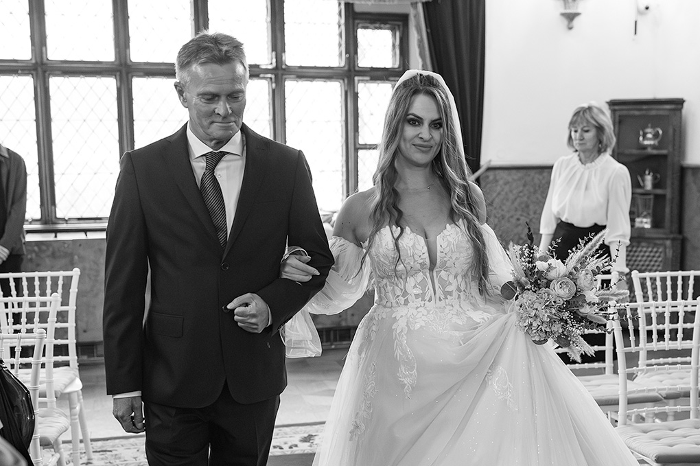 Vstup do obradnej siene Nevesta s otcom vstupujú do obradnej siene, svadobný obrad v Bojniciach.