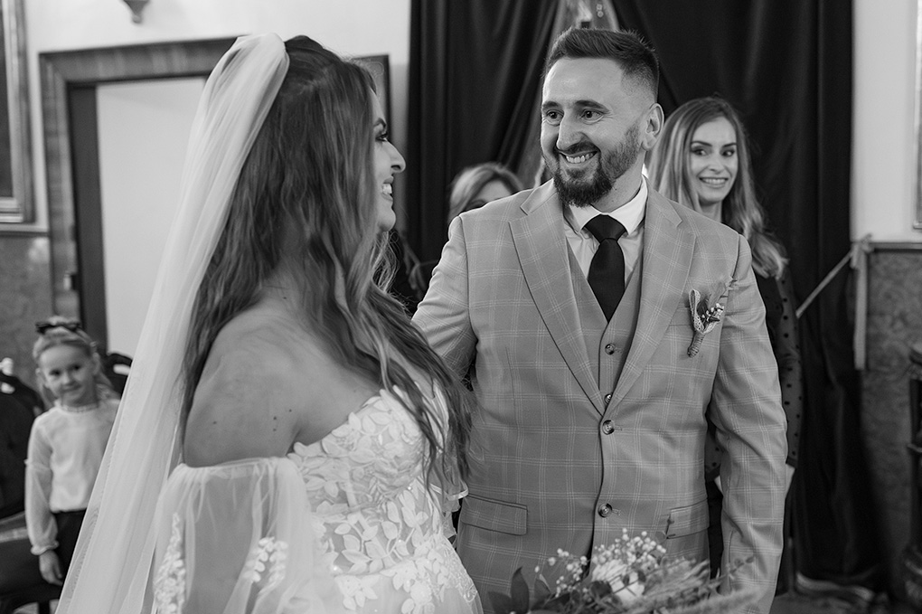 Stretnutie pred oltárom Prvý pohľad nevesty a ženícha pred oltárom.