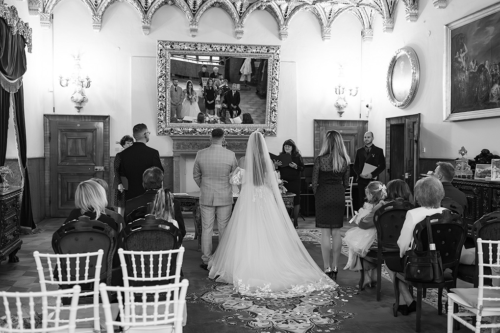Atmosféra v sále Pohľad na hostí a snúbencov v historickej sále zámku.