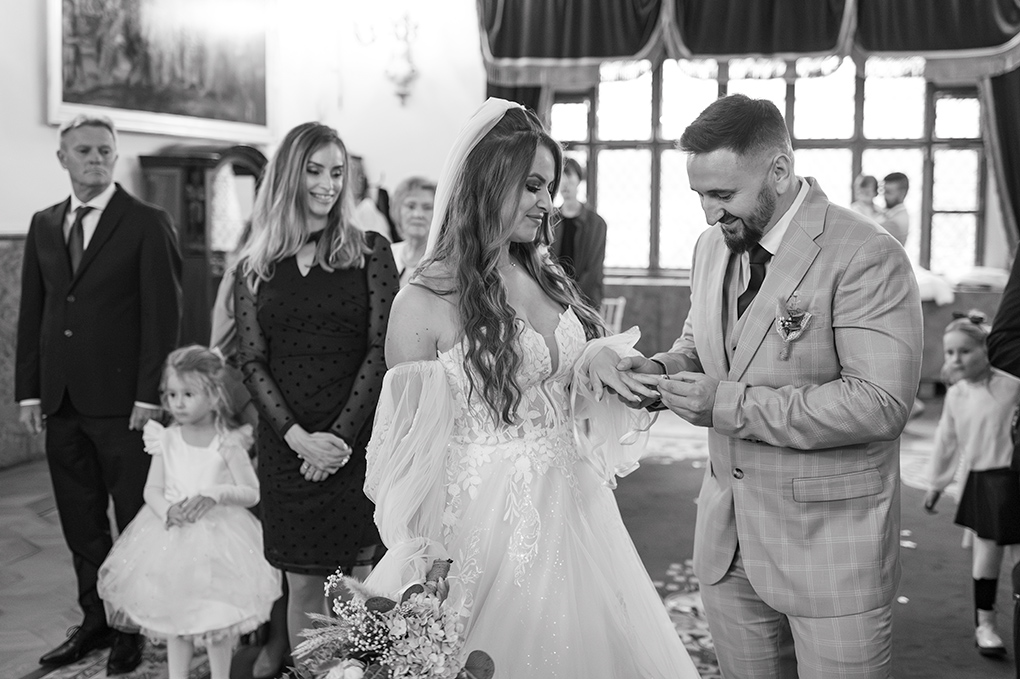 Výmena obrúčok Navliekanie svadobných obrúčok nevesty a ženícha.