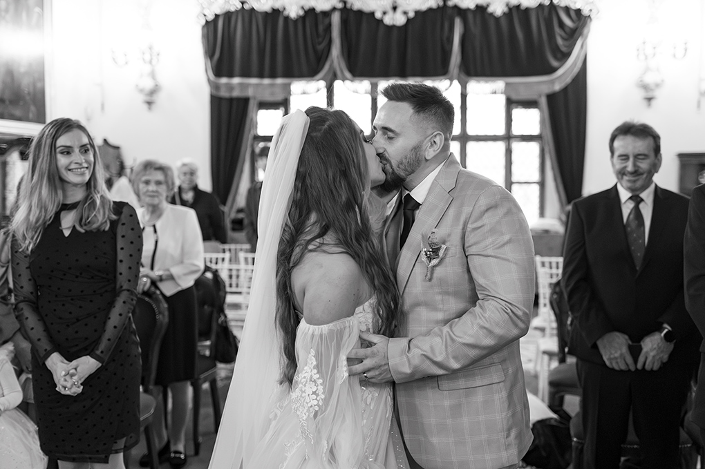 Prvý bozk Prvý manželský bozk novomanželov v obradnej sieni.