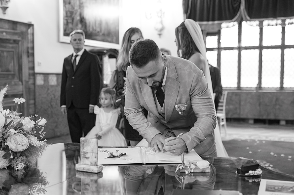 Podpis zápisnice Ženích podpisuje zápisnicu v Zlatej sále Bojnického zámku.