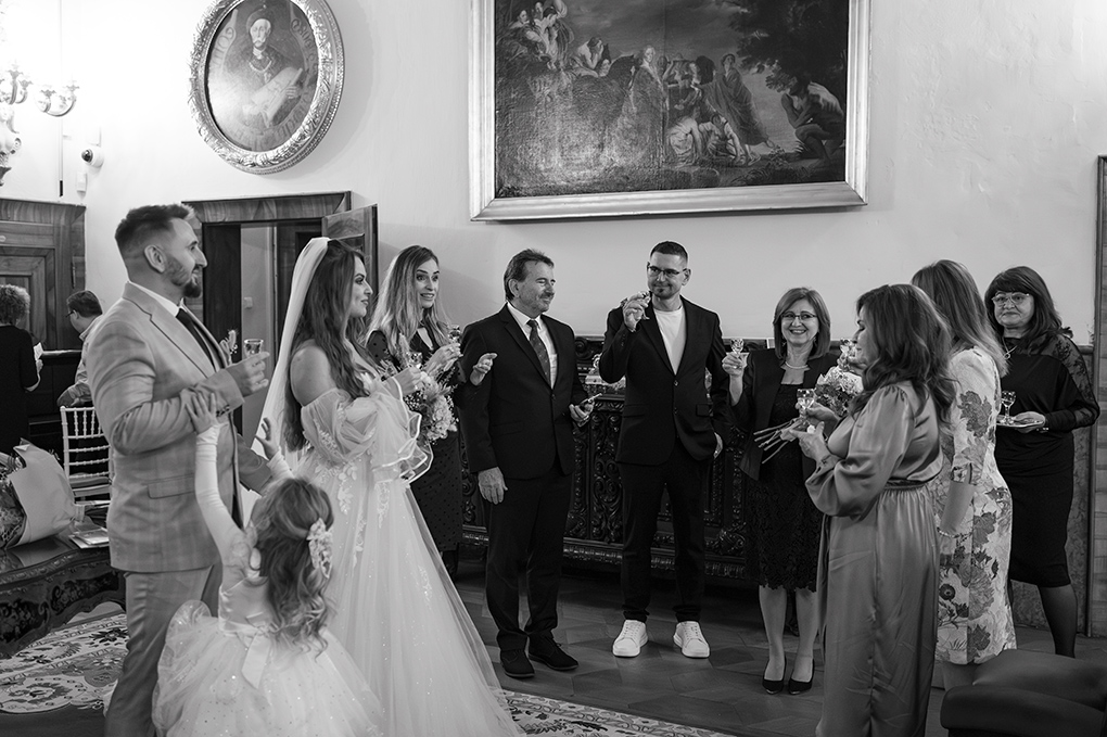 Svadobný prípitok Novomanželia a hostia s pohármi sektu, svadobný fotograf Bojnice.