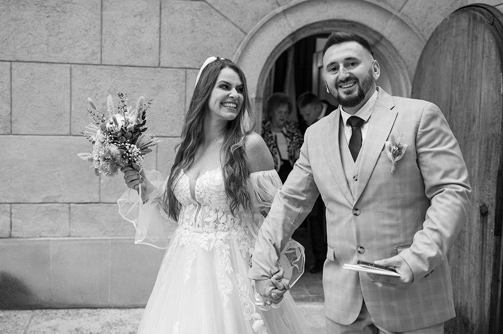 Odchod z obradu Novomanželia kráčajú von z obradnej siene.