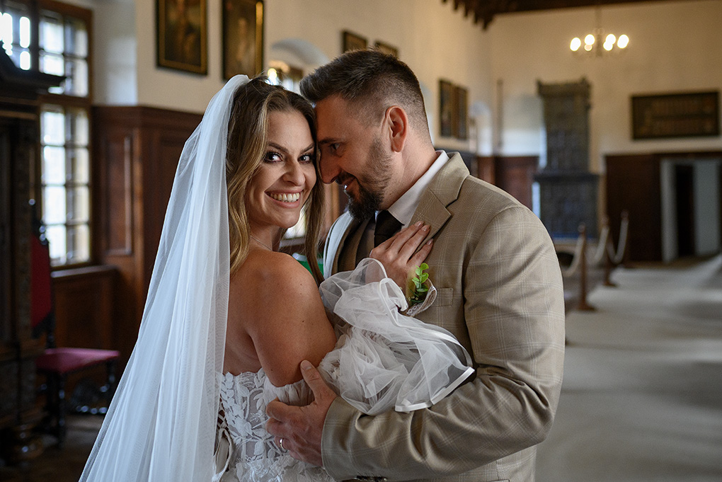 Detail novomanželov Detail tvárí nevesty a ženícha v interiéri Bojnického zámku.