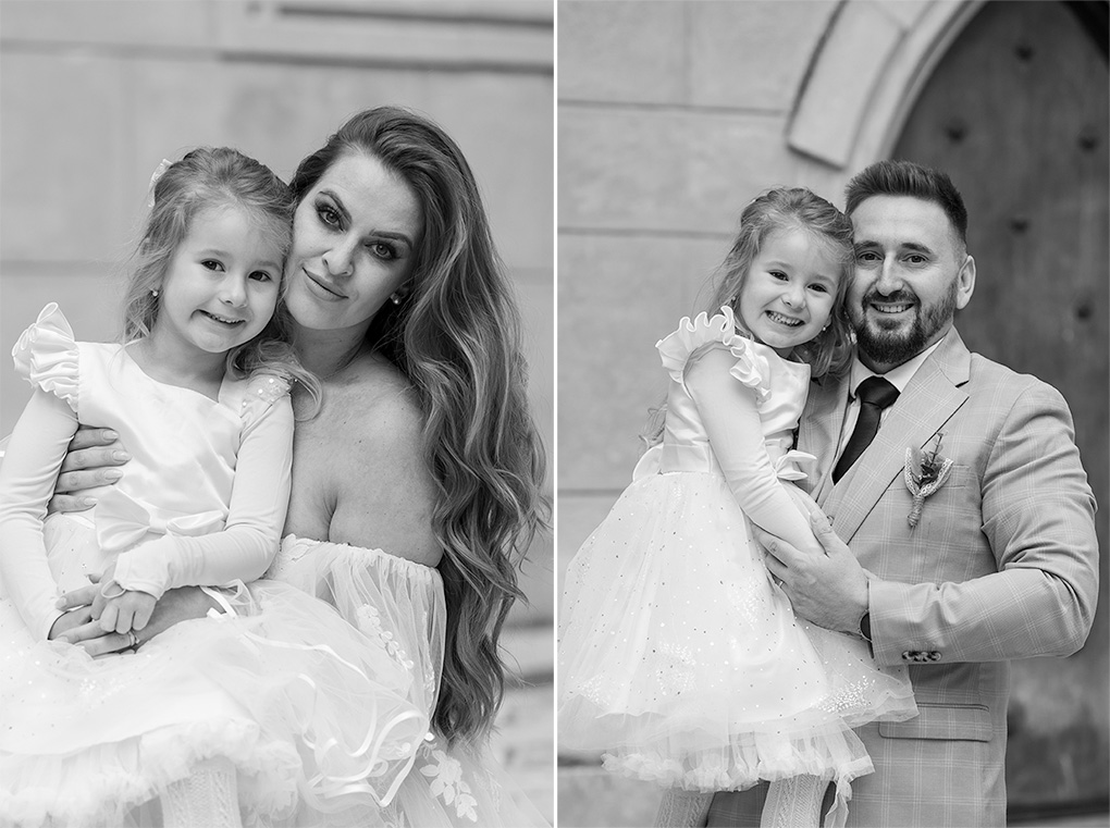 Rodinný portrét Čiernobiela snímka rodičov s dcérou v historickom objekte.