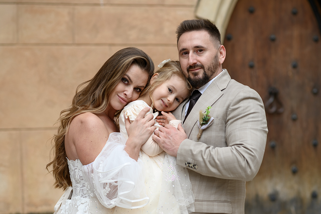 Pred bránou zámku Rodina pred historickou bránou Bojnického zámku.