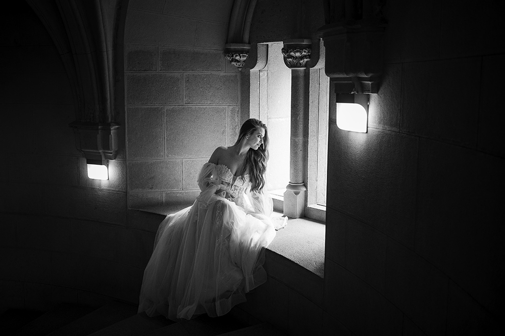 Nevesta v okne Nevesta sediaca vo výklenku historického okna.