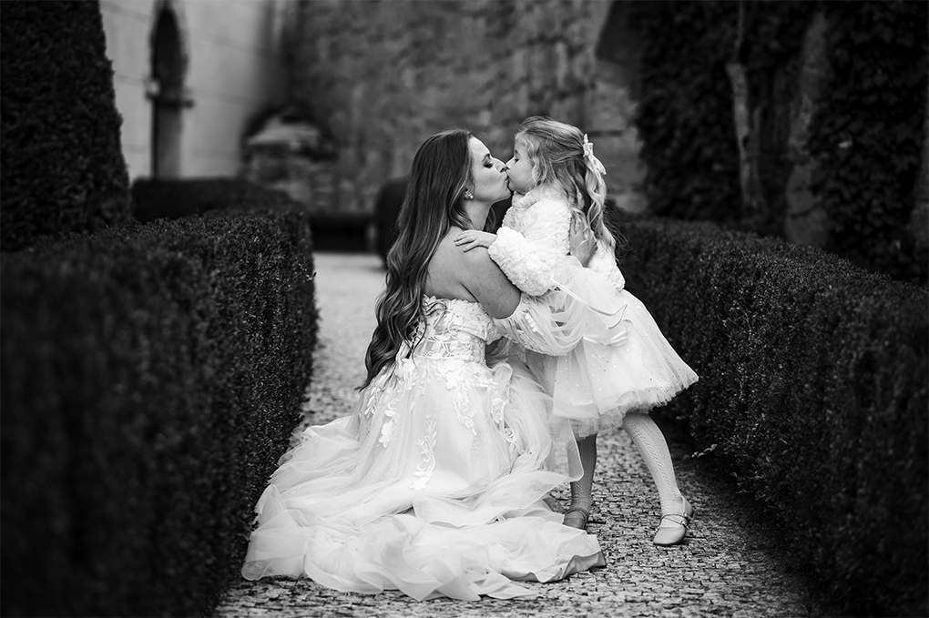 Zábava v záhrade Nevesta s dcérou v zámockej záhrade v Bojniciach.