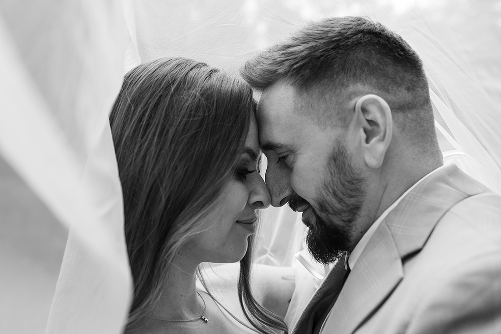 Pod závojom Čiernobiely detail tvárí pod svadobným závojom.