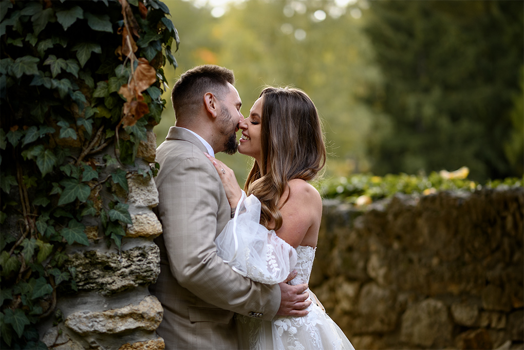 Bozk pri brečtane Bozk nevesty a ženícha pri múre obrastenom brečtanom.