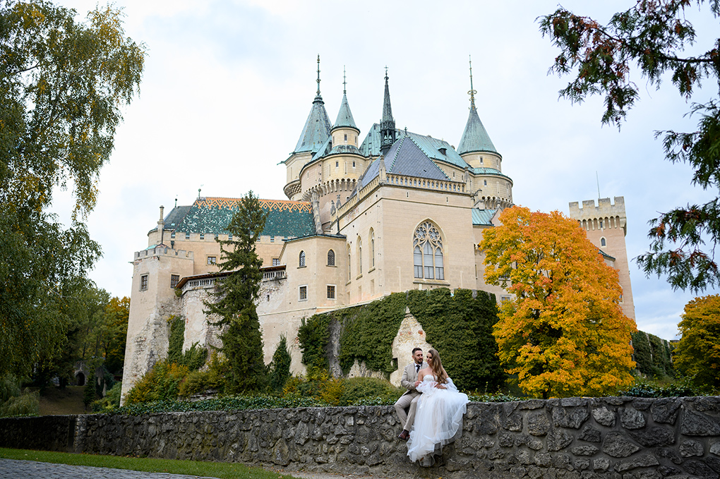 Pár pred zámkom Pár na múre, v pozadí je Bojnický zámok, jeseň.