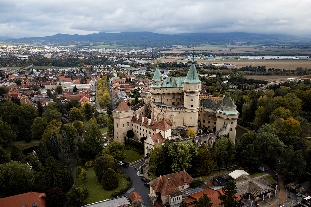 Bojnický zámok z dronu Letecký pohľad na Bojnický zámok z dronu